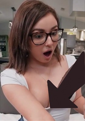 Милашка первый раз увидела вживую большой член и захотела его