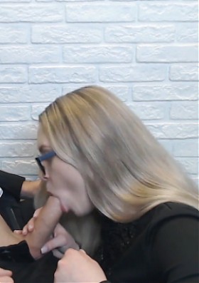 Секретарша в очках сосет большой член начальника